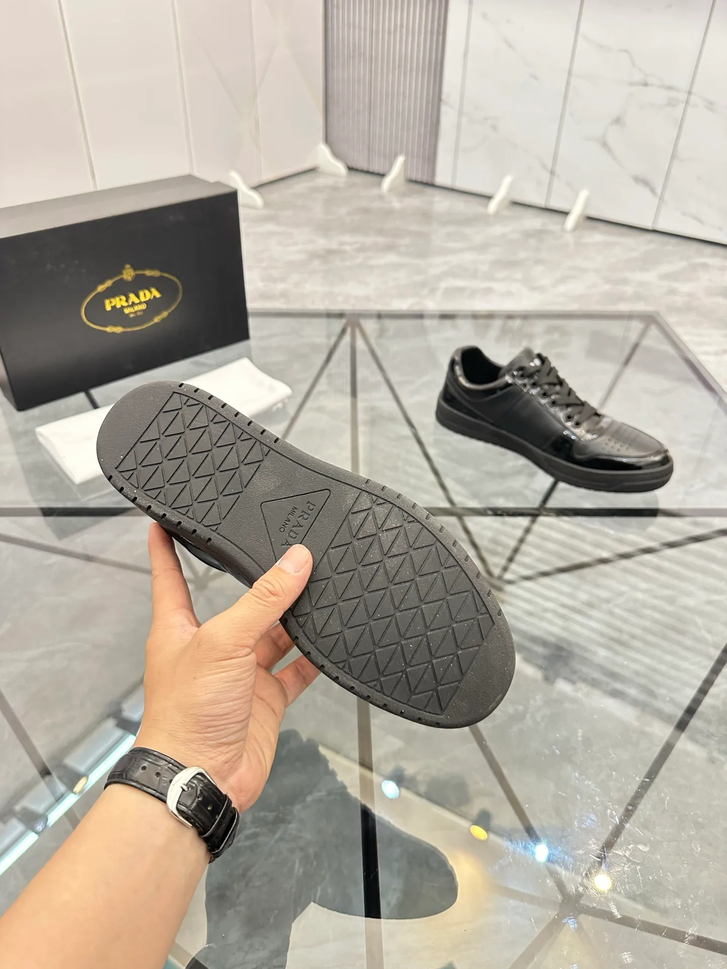 Men's shoes: 💰P400¥ Product trademark: Prada *"Prada*" low-top casual shoes Regular size: 38-44 (can be customized to 45) Product materials: imported cowhide upper, sheepskin lining, original outsole. Number: 020